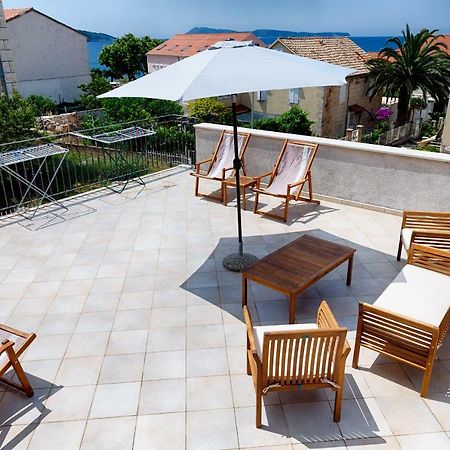 Apartments Kastelani Komiža Екстериор снимка