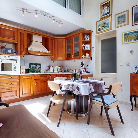 Apartments Kastelani Komiža Екстериор снимка