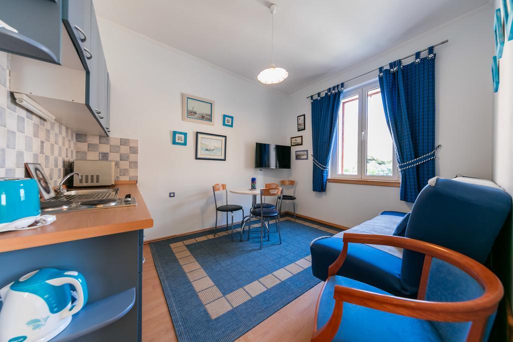Apartments Kastelani Komiža Екстериор снимка