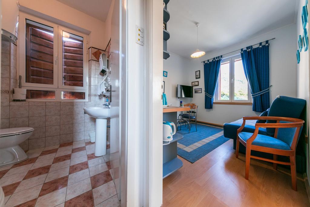 Apartments Kastelani Komiža Екстериор снимка