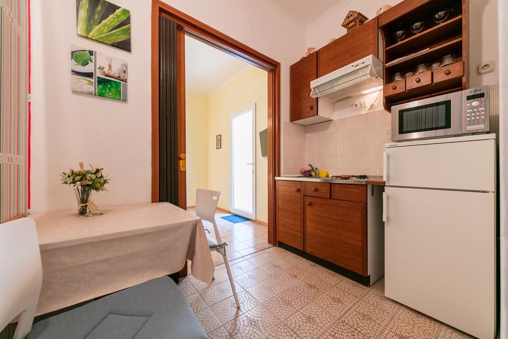 Apartments Kastelani Komiža Екстериор снимка