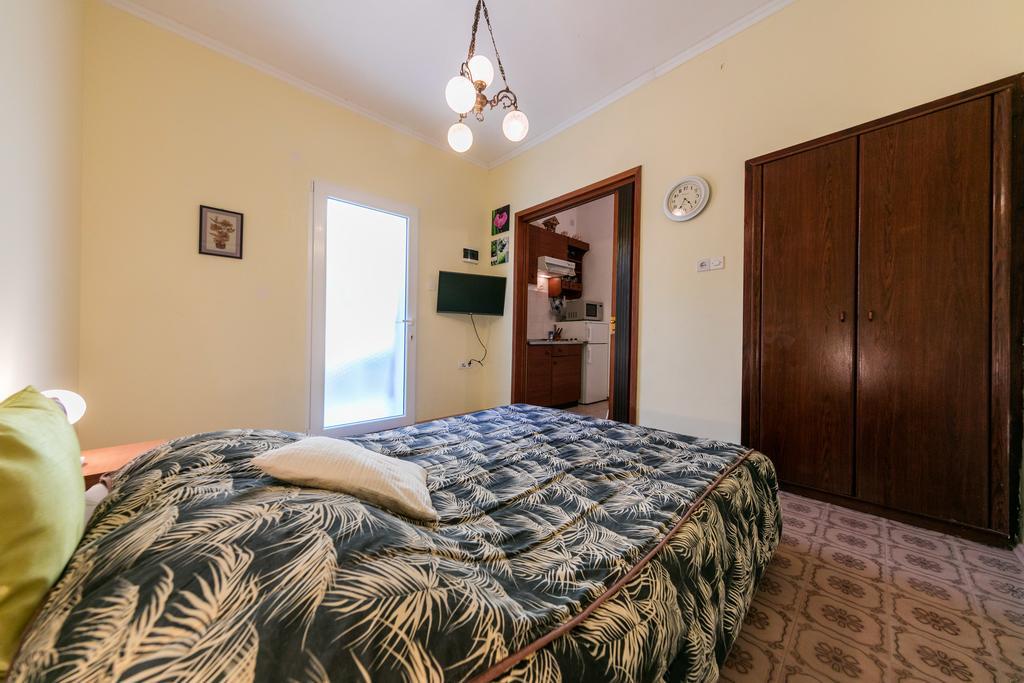Apartments Kastelani Komiža Екстериор снимка