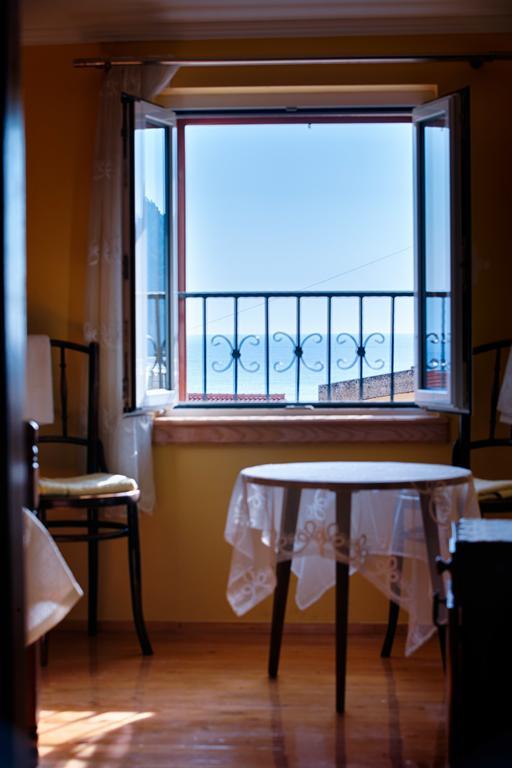 Apartments Kastelani Komiža Екстериор снимка