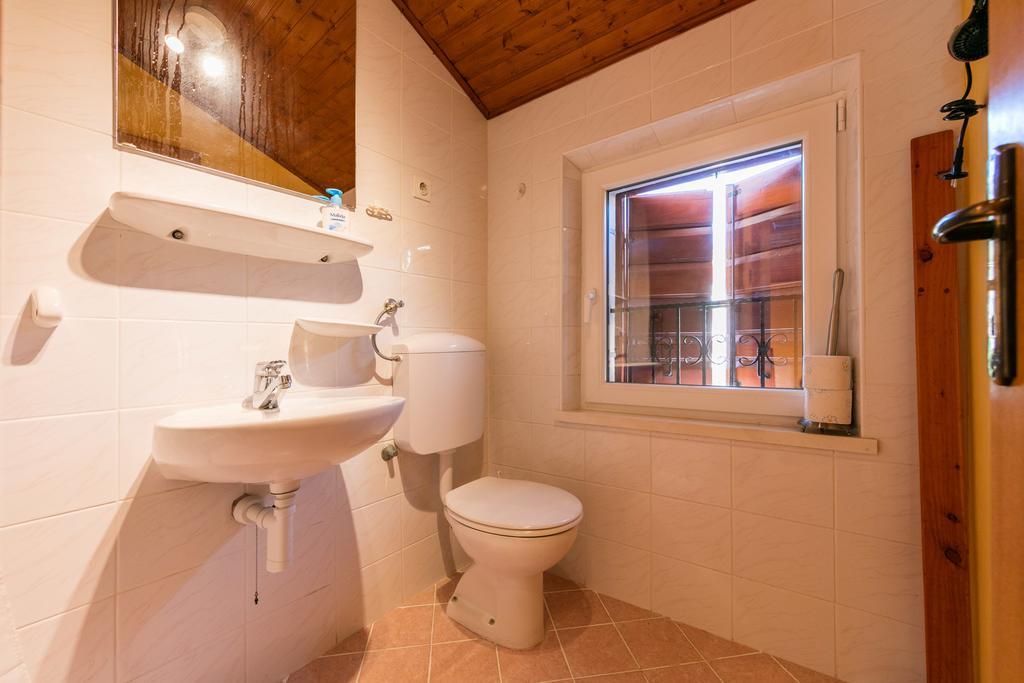 Apartments Kastelani Komiža Екстериор снимка