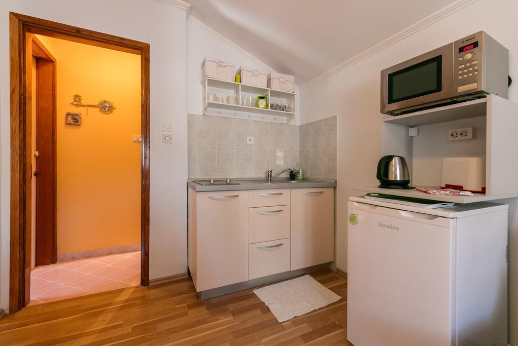 Apartments Kastelani Komiža Екстериор снимка