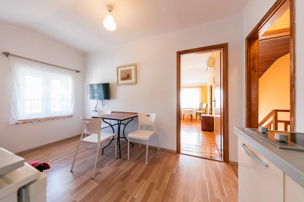 Apartments Kastelani Komiža Екстериор снимка