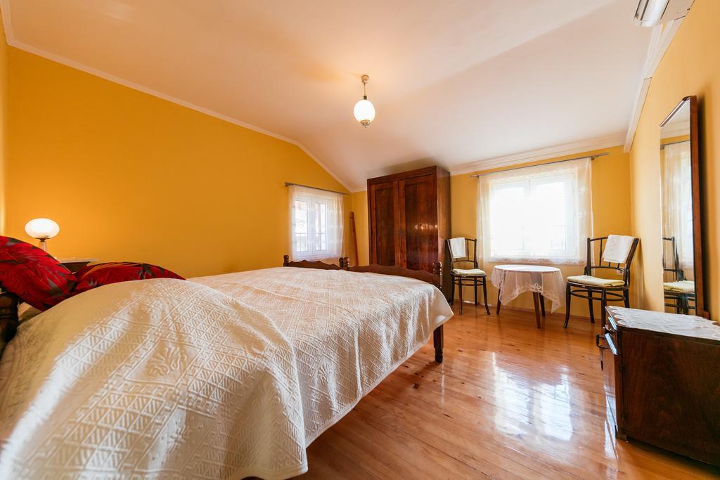 Apartments Kastelani Komiža Екстериор снимка