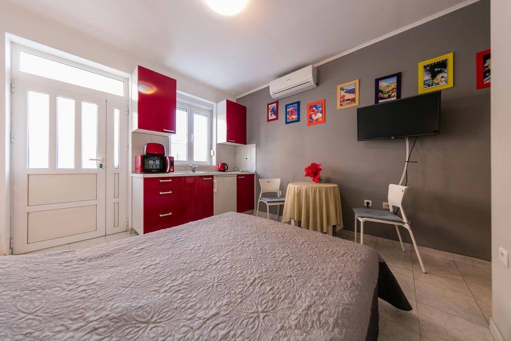 Apartments Kastelani Komiža Екстериор снимка
