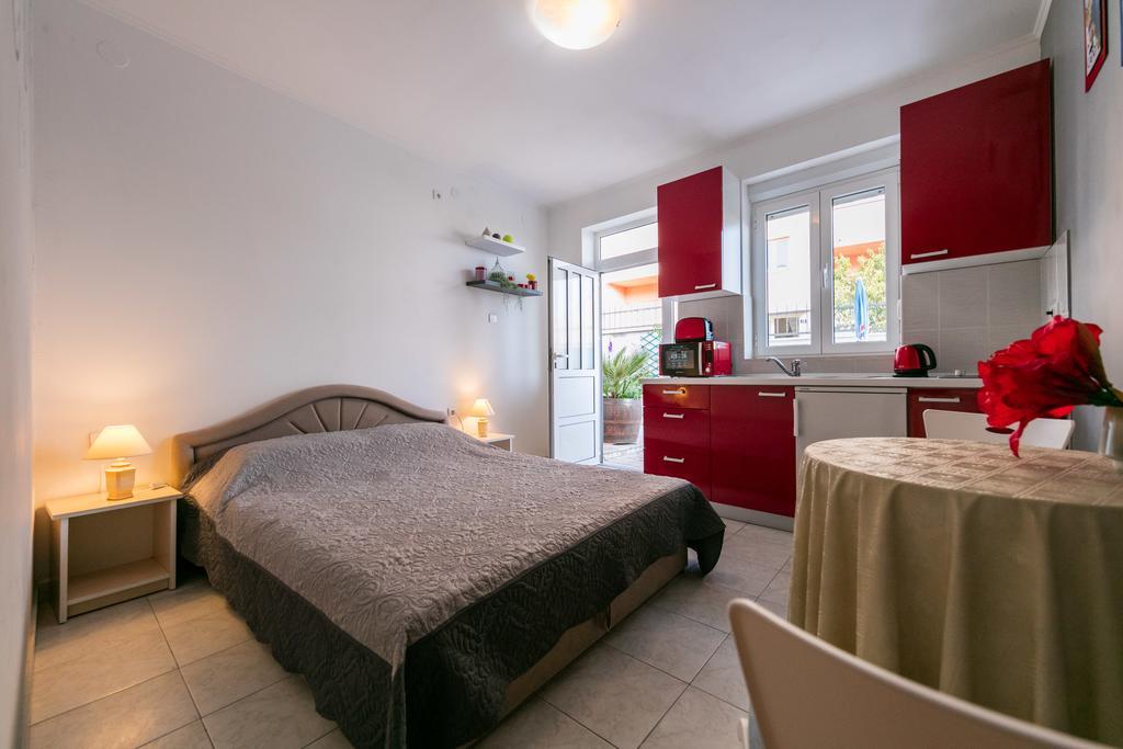 Apartments Kastelani Komiža Екстериор снимка