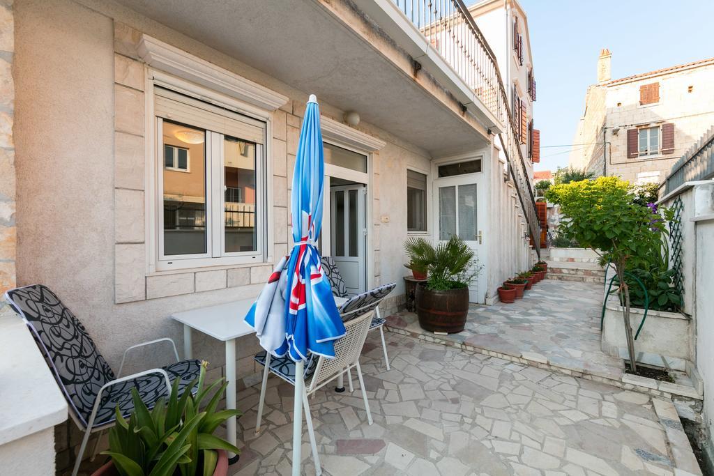 Apartments Kastelani Komiža Екстериор снимка