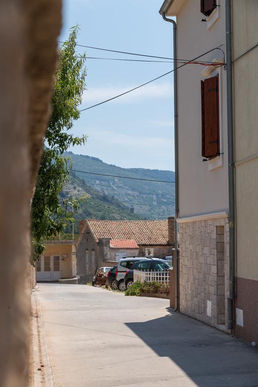 Apartments Kastelani Komiža Екстериор снимка