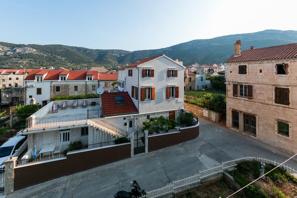 Apartments Kastelani Komiža Екстериор снимка