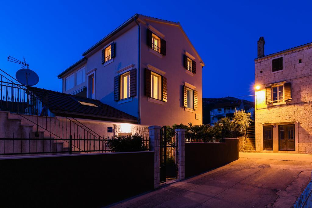 Apartments Kastelani Komiža Екстериор снимка