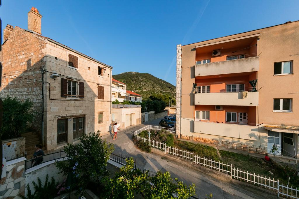 Apartments Kastelani Komiža Екстериор снимка