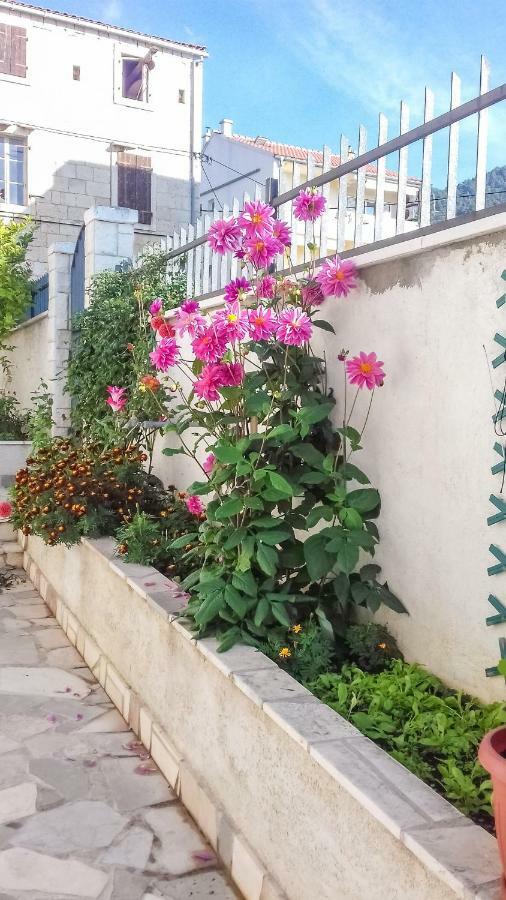 Apartments Kastelani Komiža Екстериор снимка