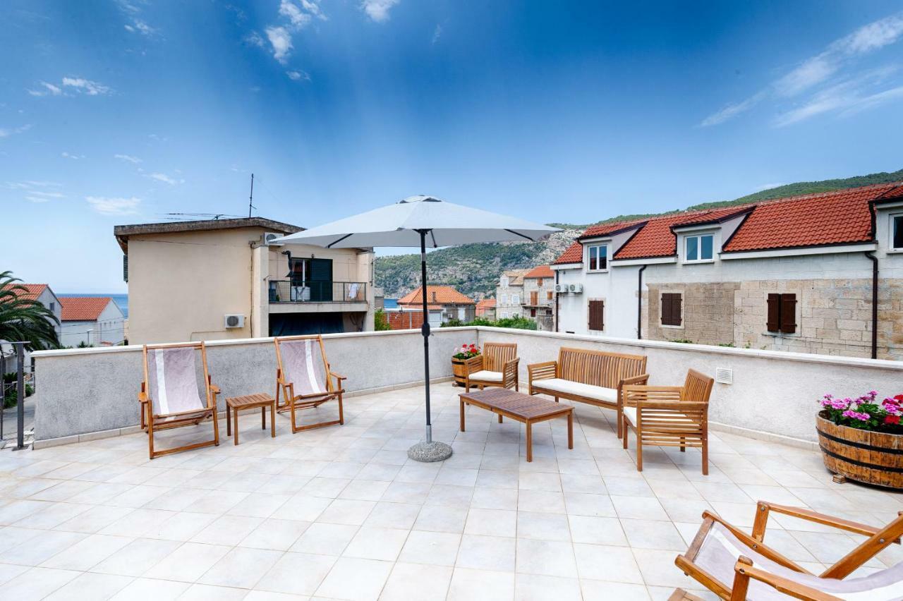 Apartments Kastelani Komiža Екстериор снимка